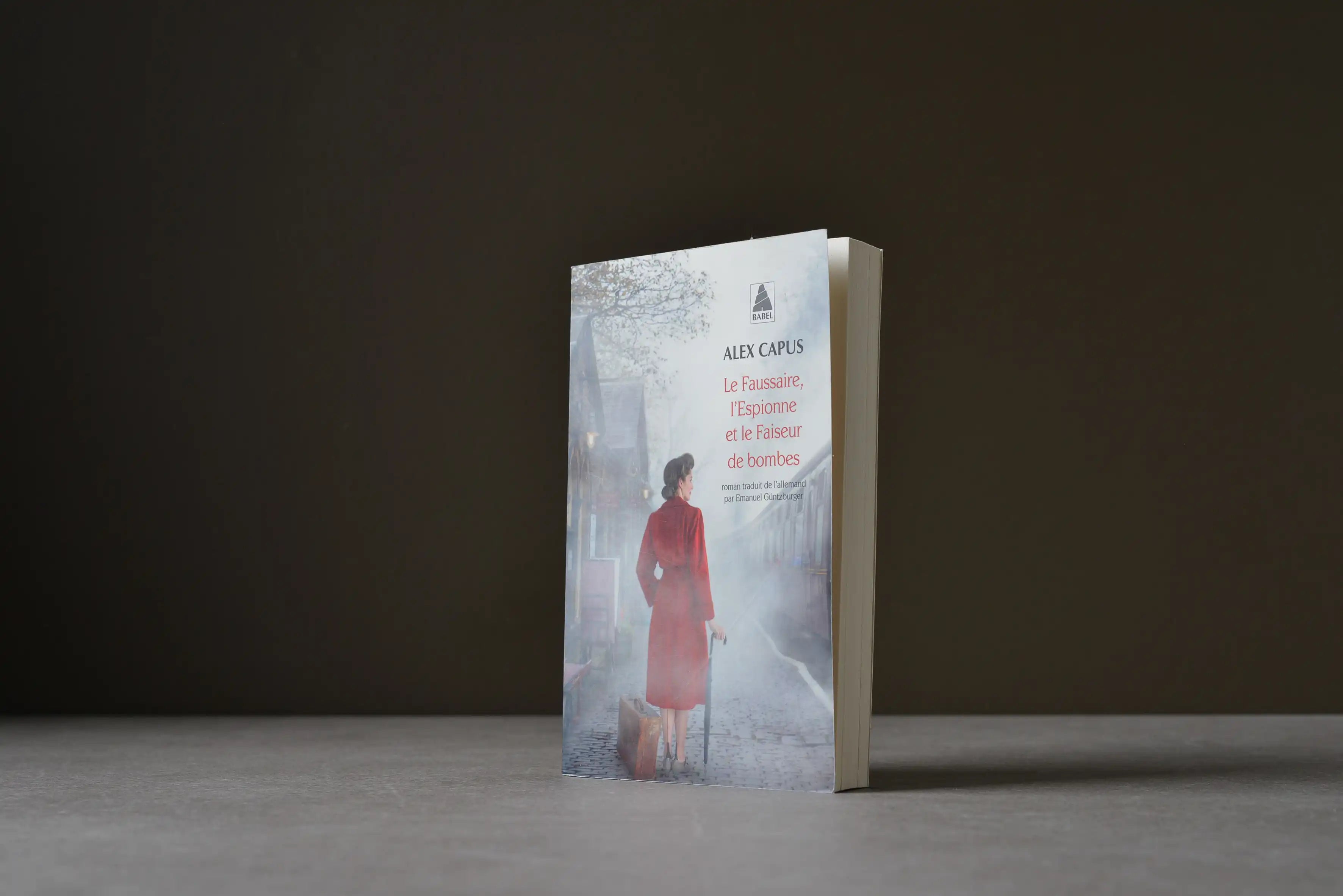 Capus, Alex - Le faussaire, l'espionne et le faiseur de bombes - Babel - 9782330076795 - Bon -  livre usagé