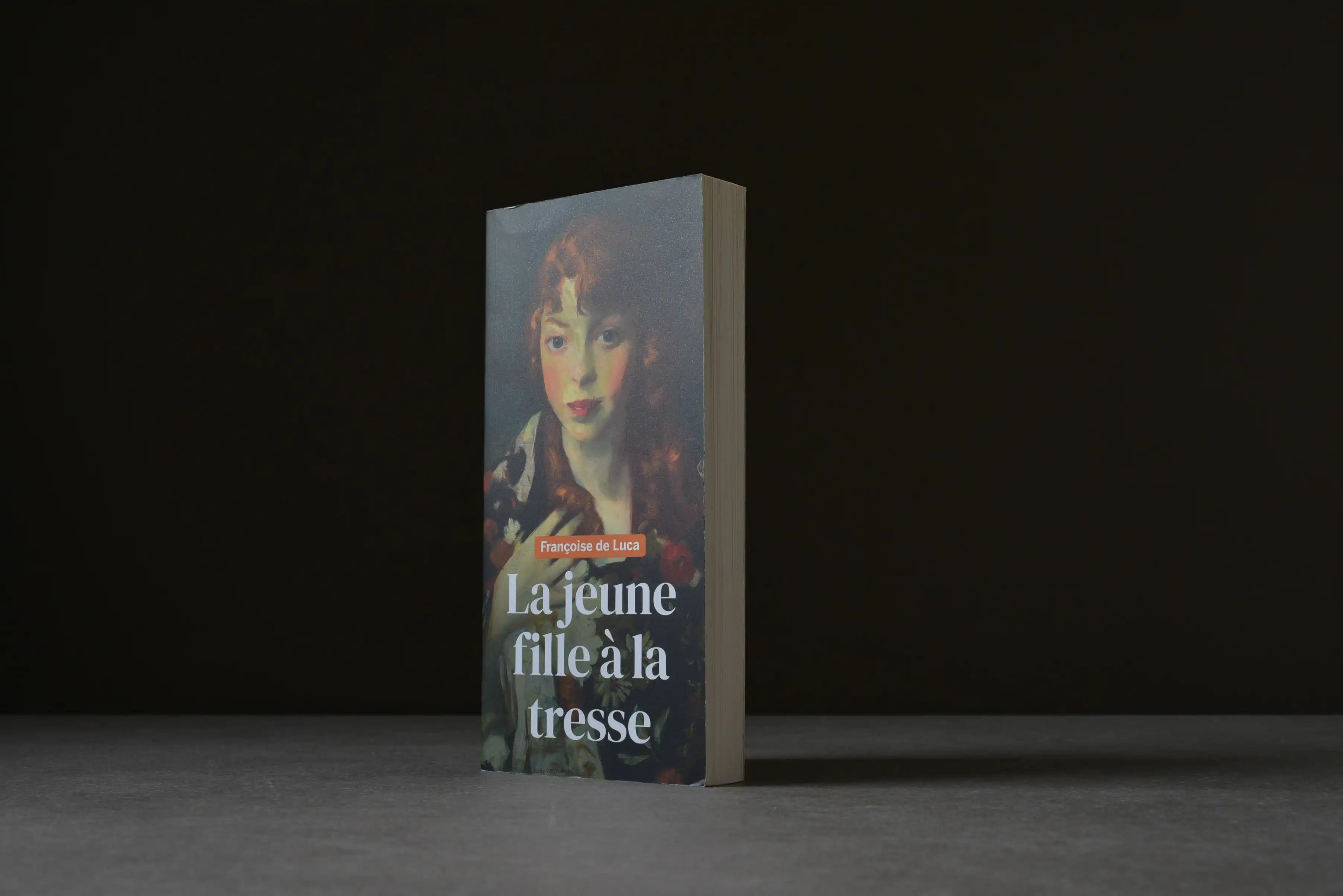 De Luca, Françoise - La jeune fille à la tresse - Marchand de feuilles - 9782925059202 - Bon+ -  livre usagé