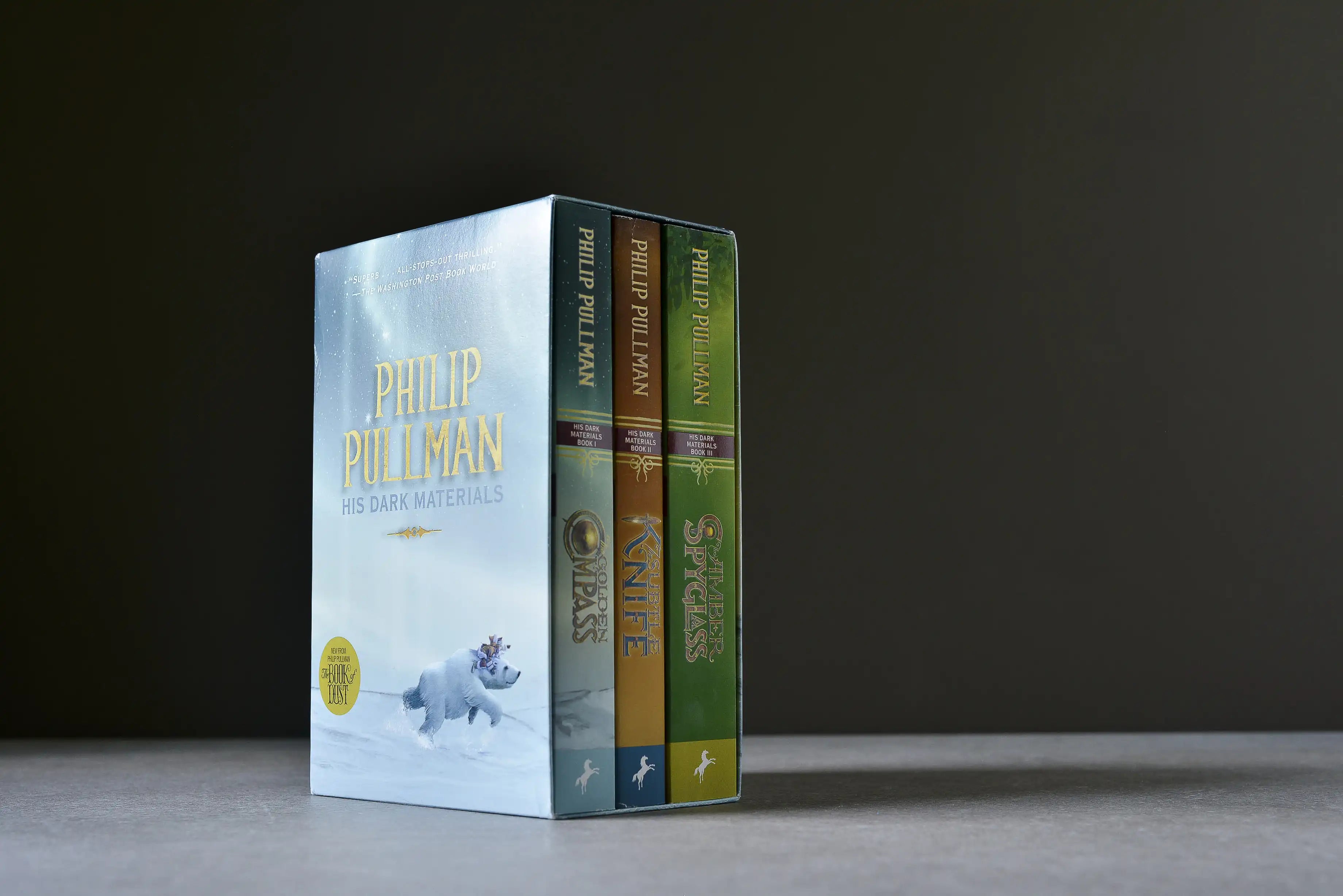Pullman, Philip - His Dark Materials 3-Book Paperback Boxed Set: The Golden Compass; The Subtle Knife; The Amber Spyglass - Yearling - 9780440419518 - Parfait -  livre usagé